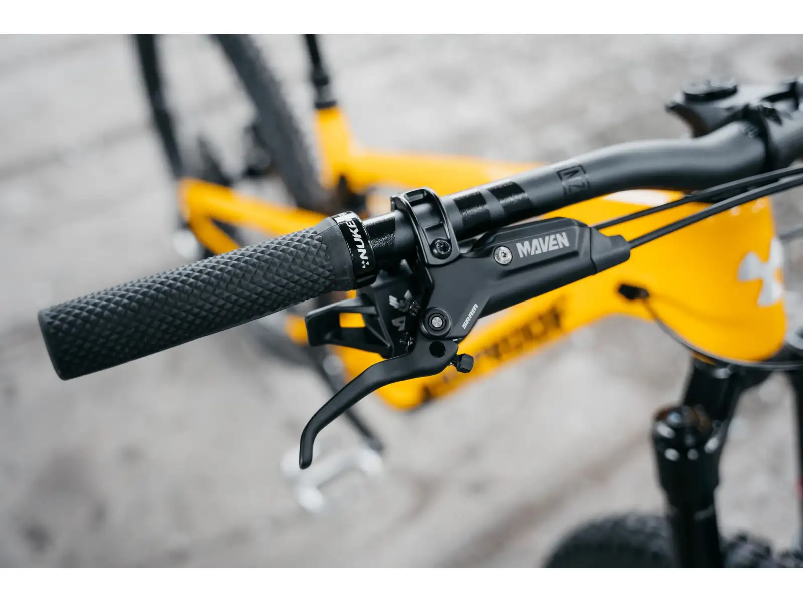 Nukeproof Reactor Alloy Pro 290 Eagle 90 full-suspension bike Yellow
