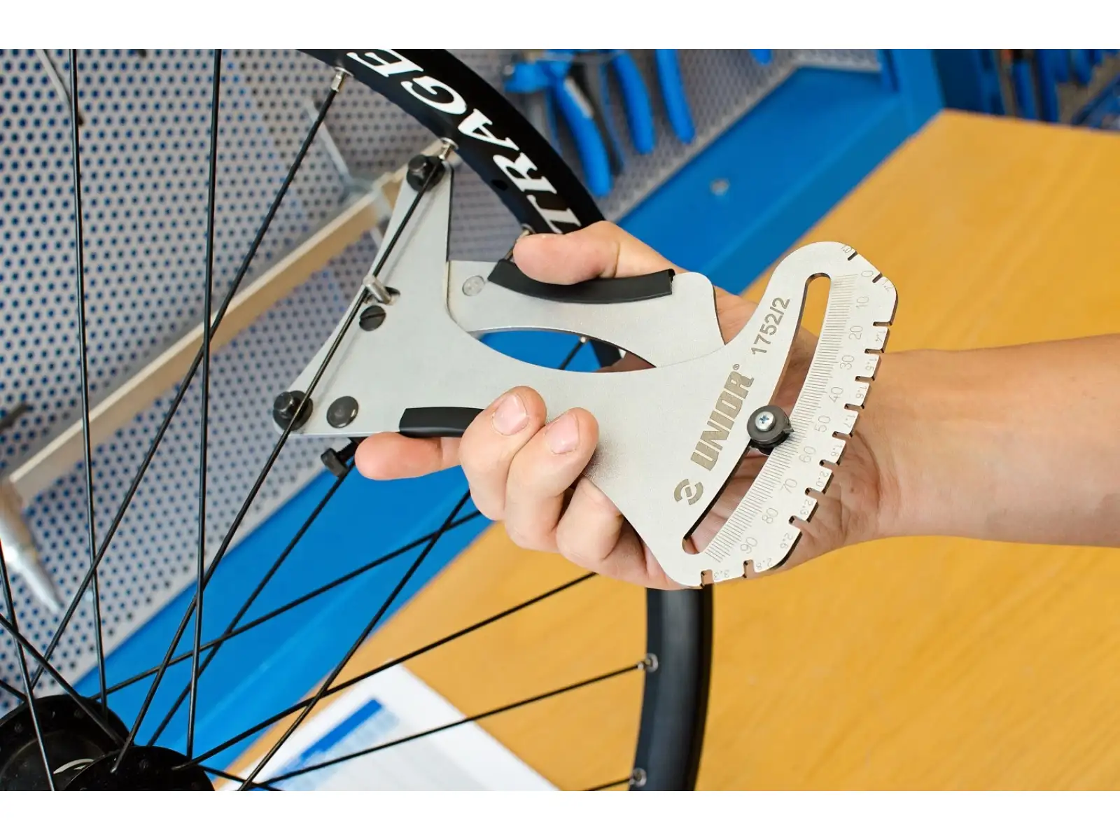 Unior strain gauge for measuring wire tension