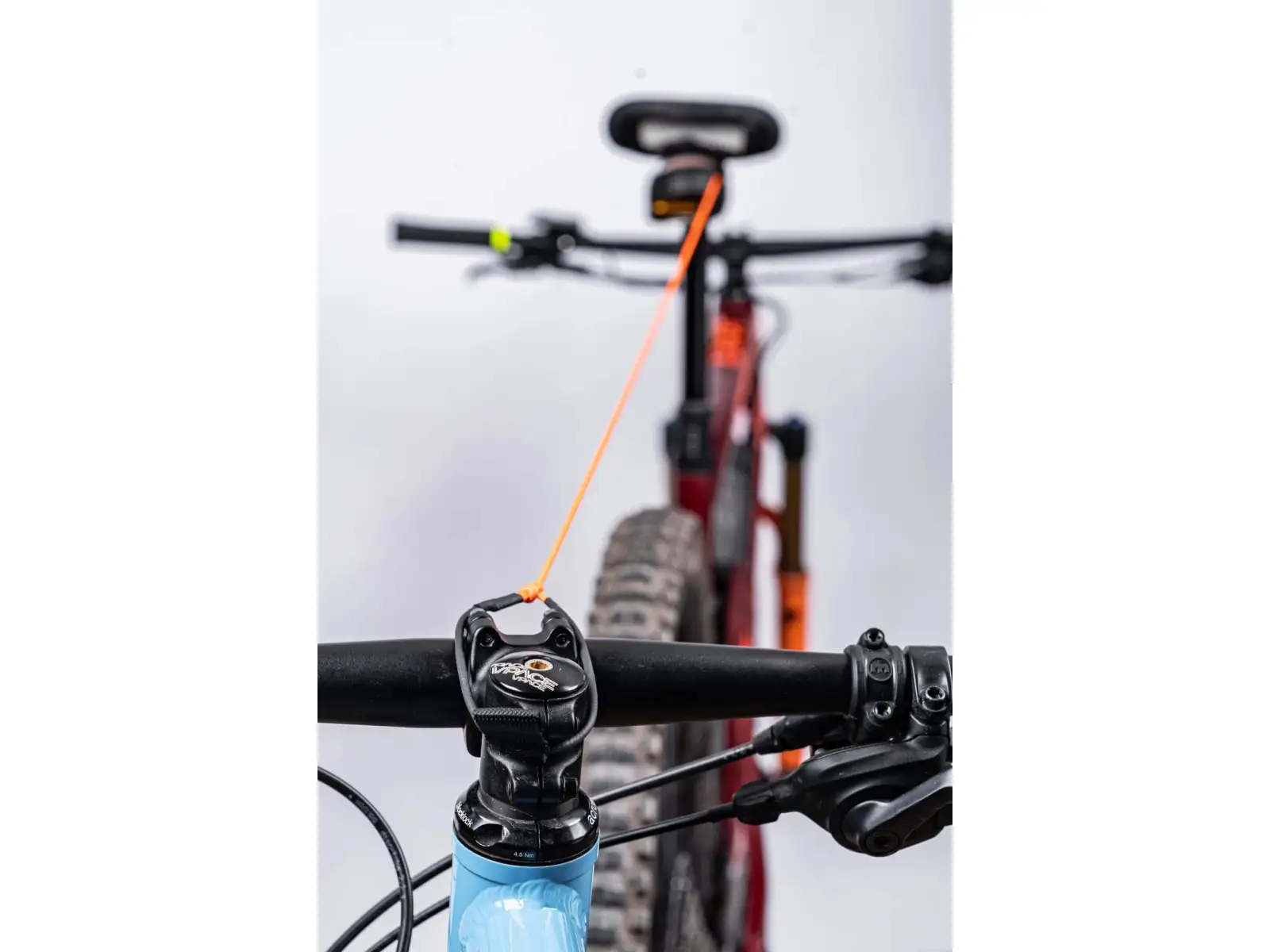 Kommit self-retracting tow rope black