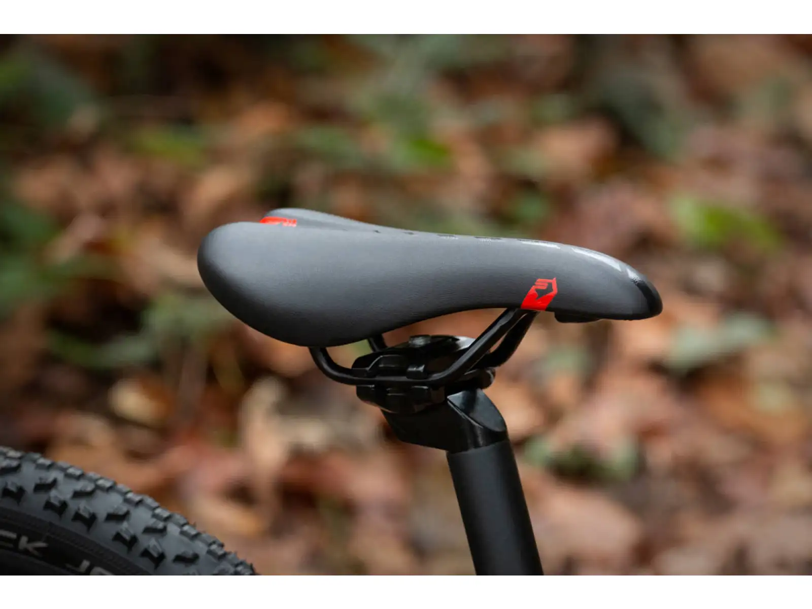 Superior Team 20 Matte Black/Hologram Chrome/Team Red children's bike
