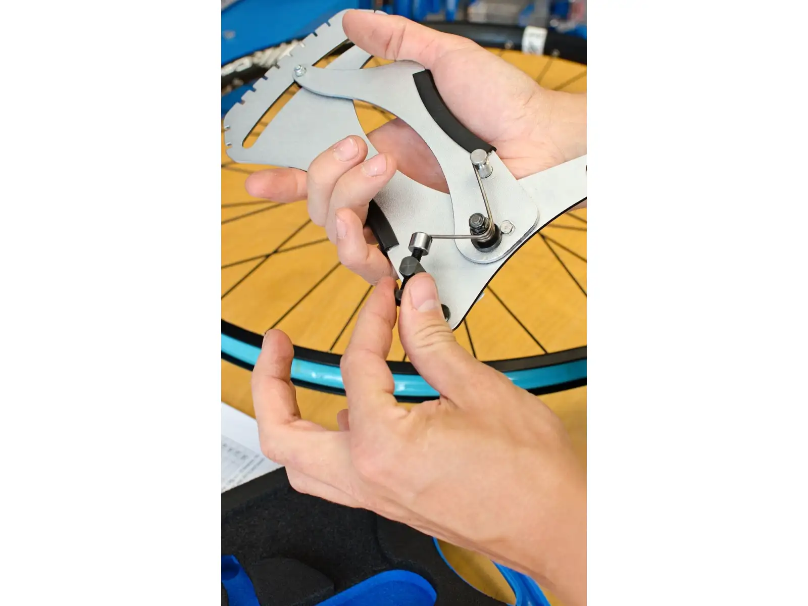 Unior strain gauge for measuring wire tension