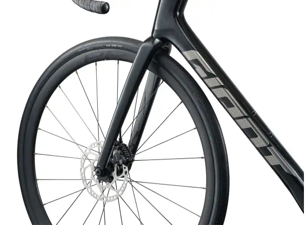 Giant Defy Advanced 2 road bike Abyss Black