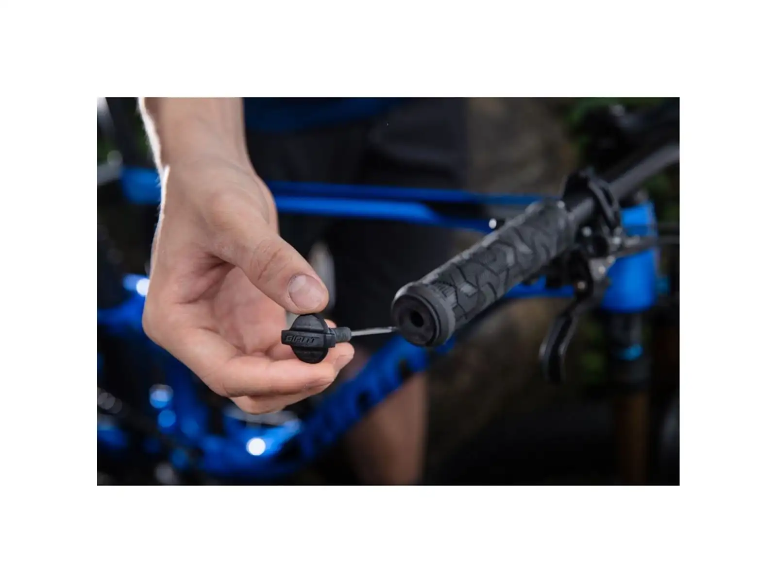 Giant Clutch Bar End Storage tubeless tire repair kit