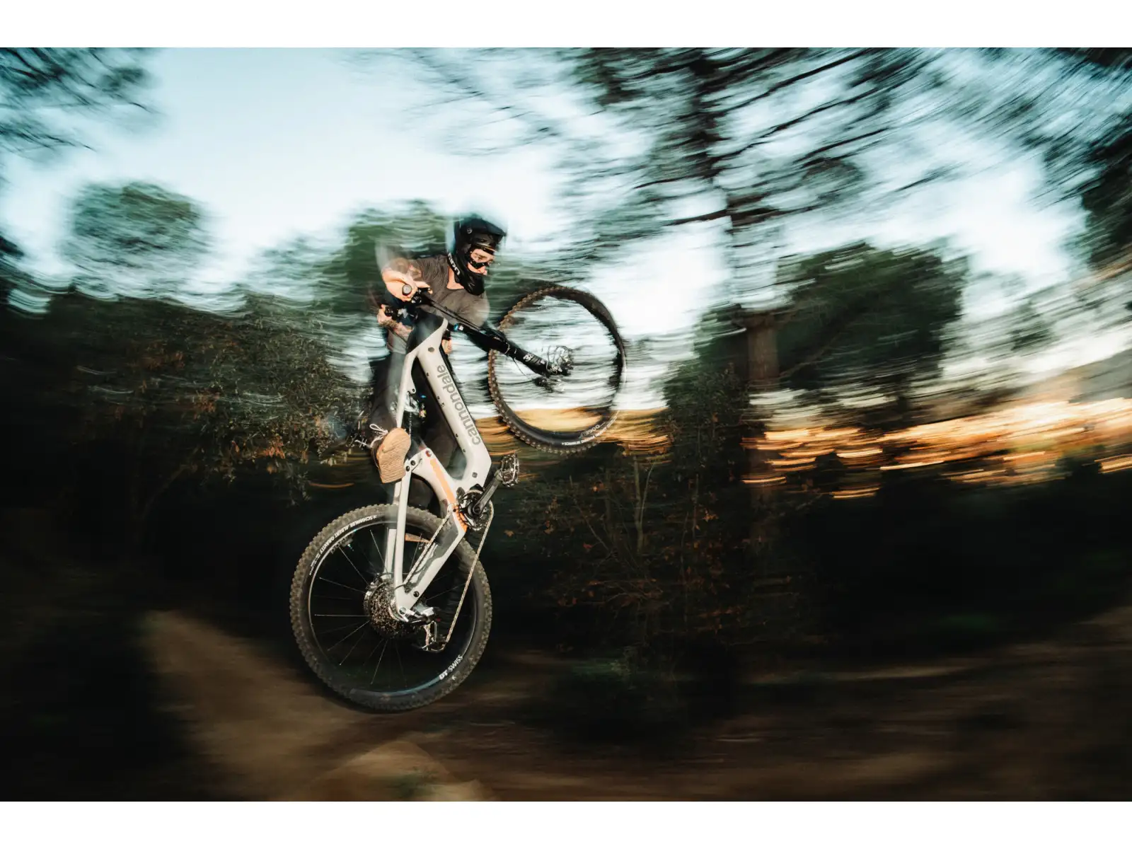 Cannondale Moterra Carbon LT 1 full-suspension e-bike Tiger Shark