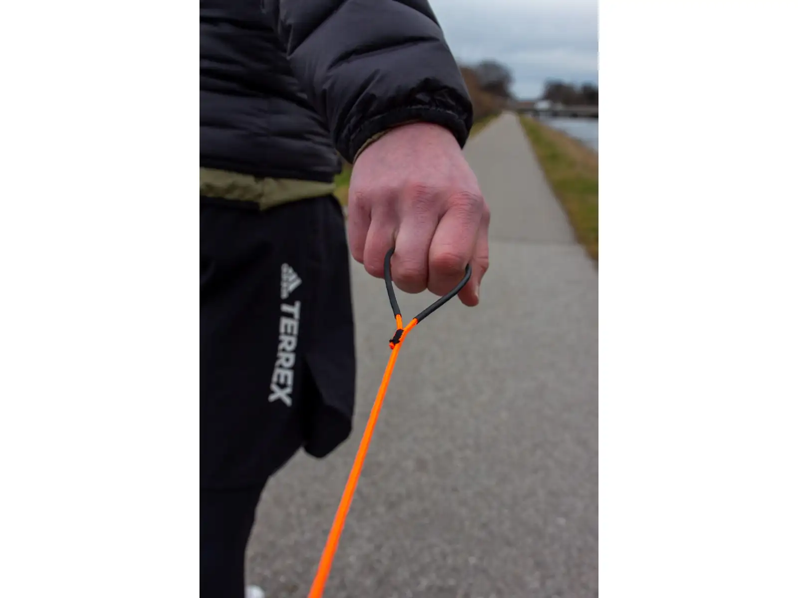 Kommit self-retracting tow rope black