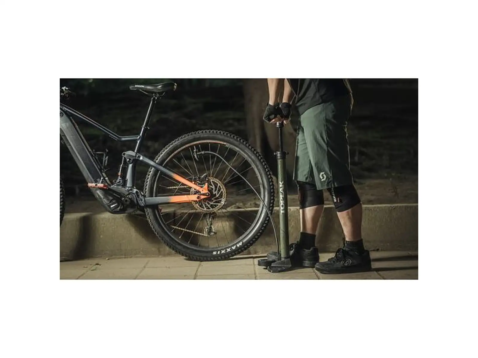 Topeak JoeBlow Mountain II floor pump green