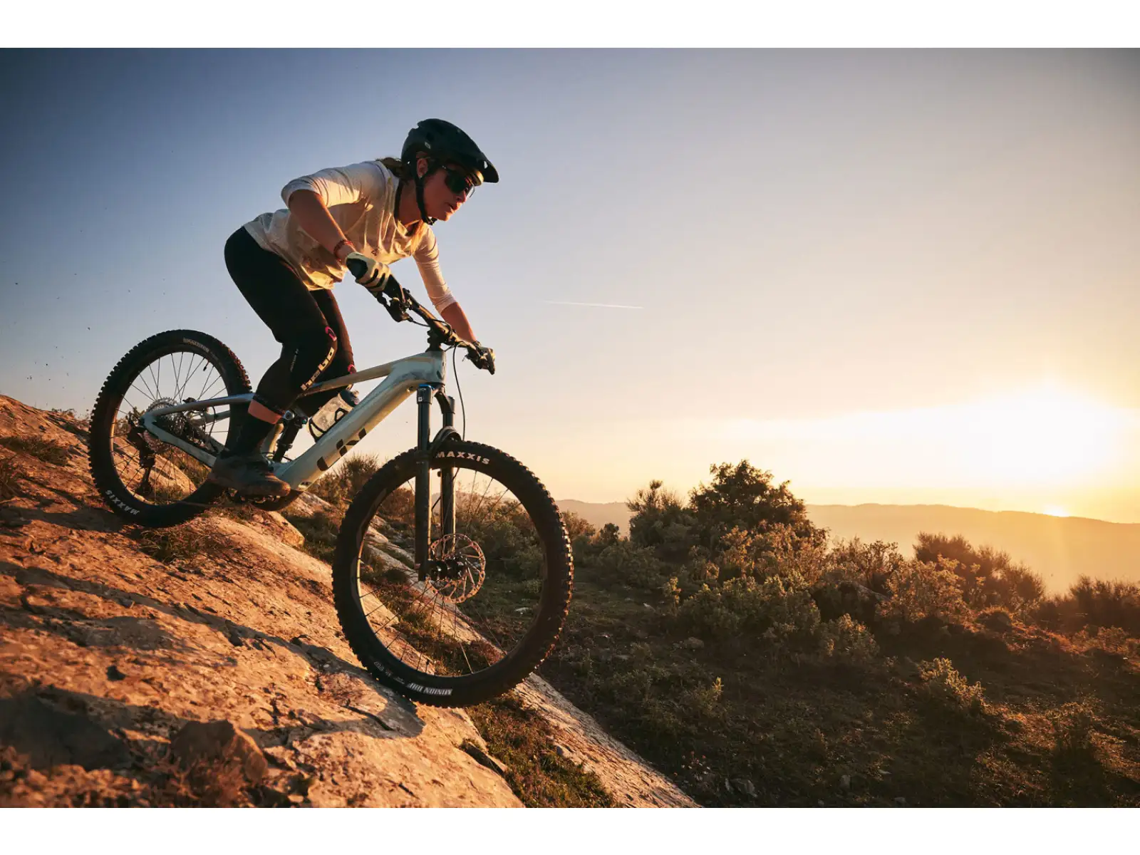 Liv Intrigue X Advanced E+ Elite 2 full suspension e-bike Soap Suds/Aged Denim