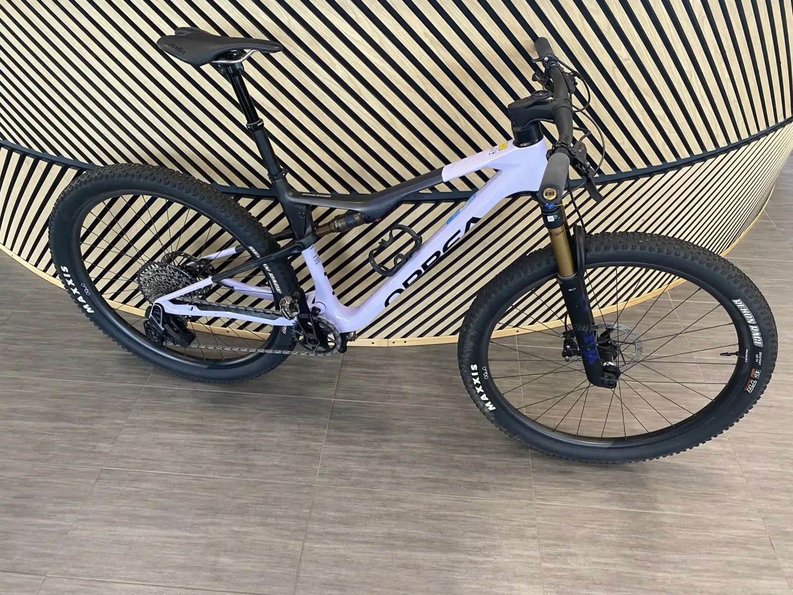 Orbea OIZ M-TEAM AXS Mountain Bike Digital Lavender/Carbon Raw