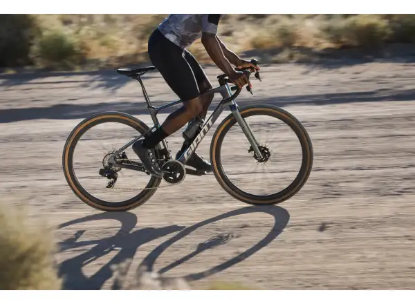 Giant Revolt Advanced Pro 0 gravel bike Interstellar