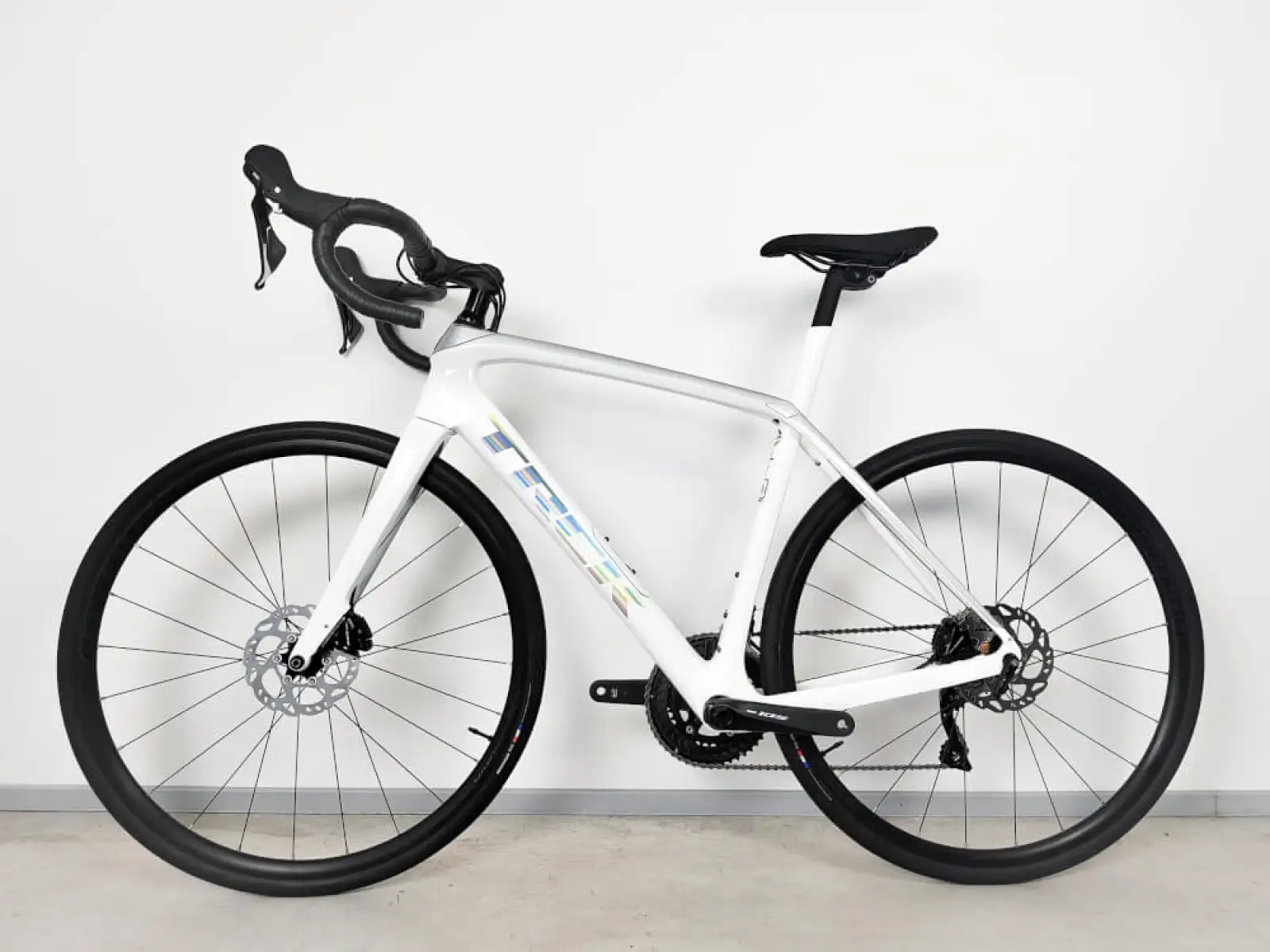 Trek Domane SL 5 road bike White/Quicksilver