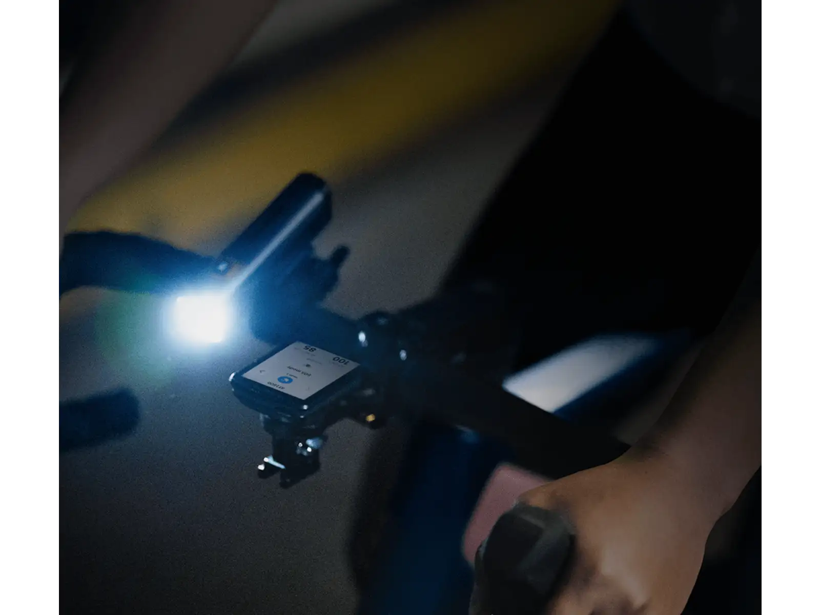 Magene AT1600 front light with power bank