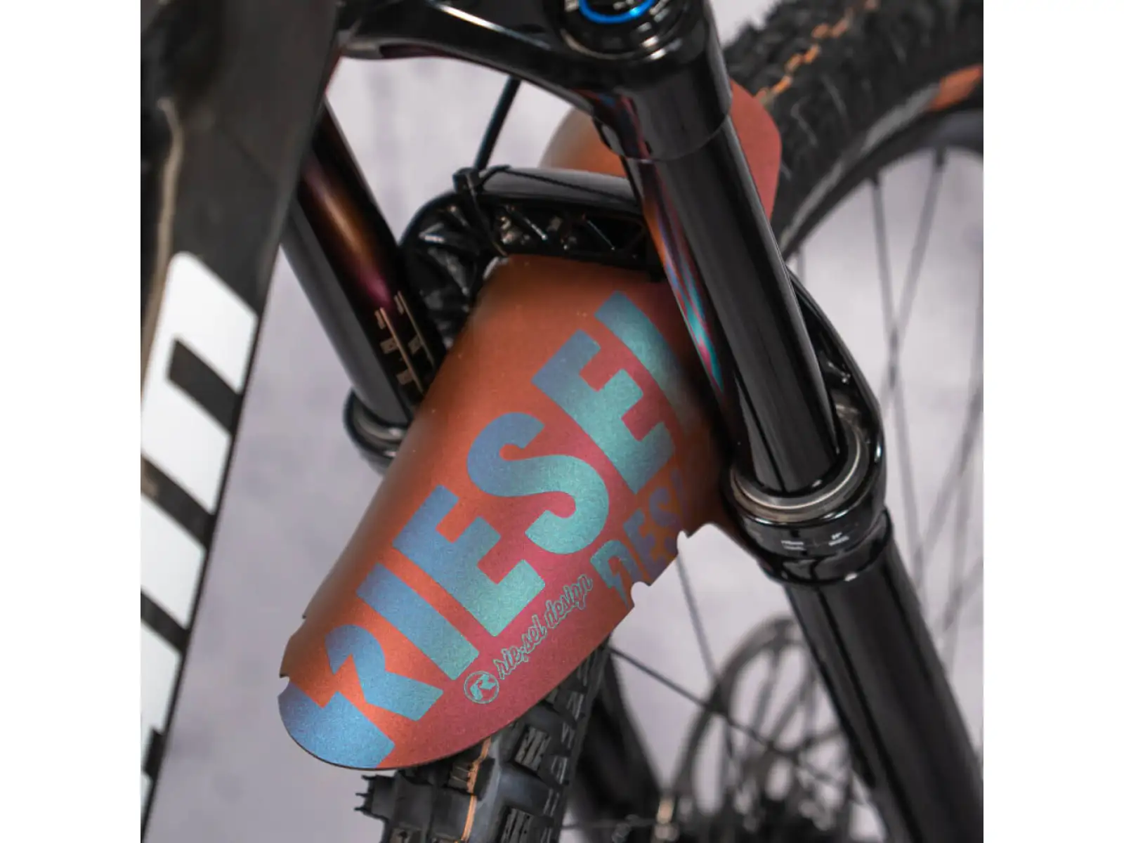 Rie:sel Design Kol:oss front mini mudguard flipflop red/gold