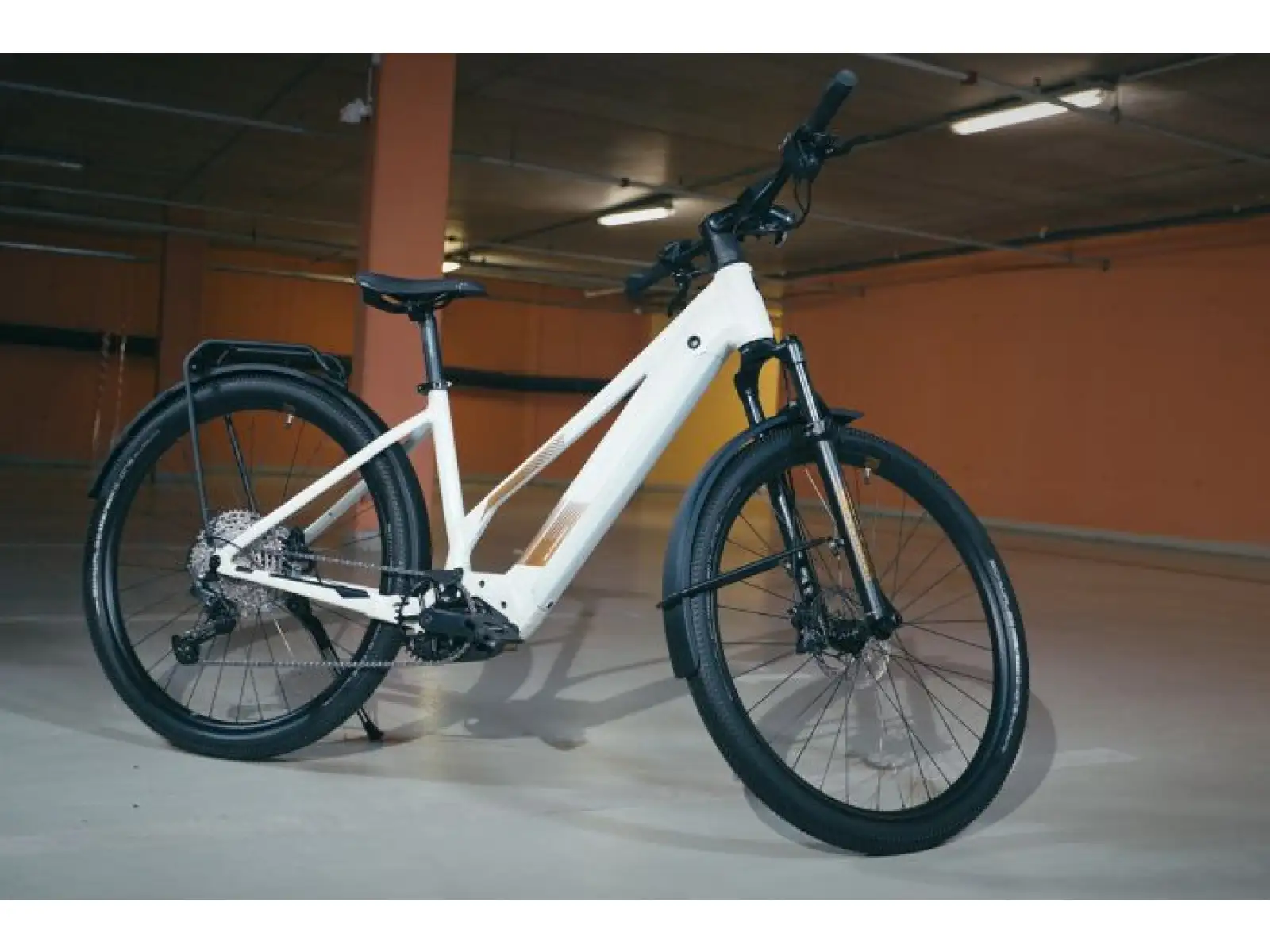 Superior eXR 6090 BL Touring II trekking e-bike Gloss White/Copper