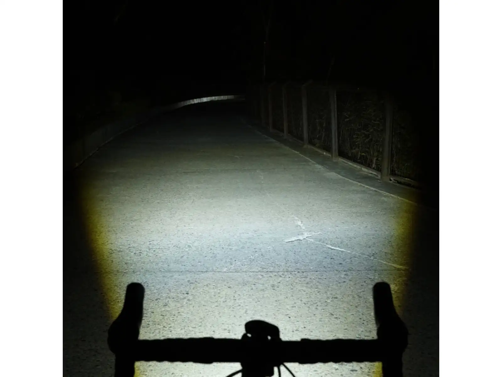 Ravemen FR1500 front light