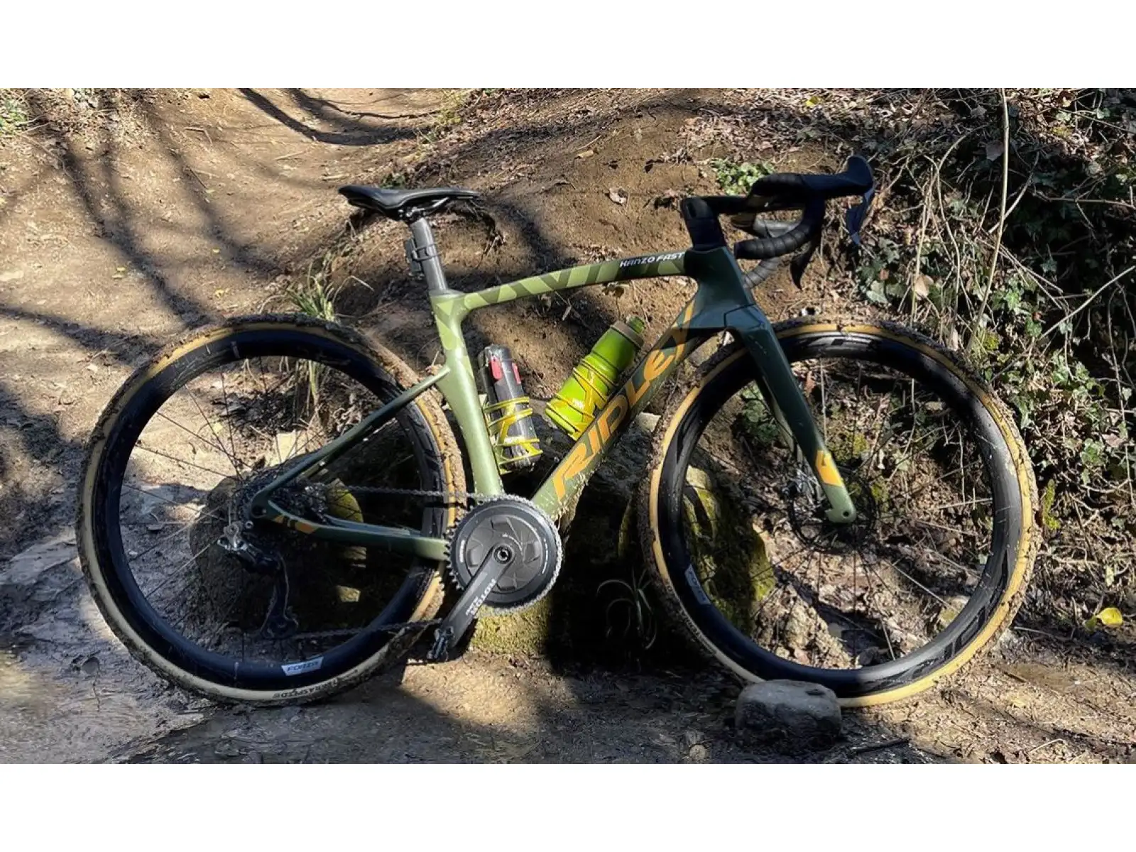 Elite Prism Right Carbon bottle cage Gold Metal/White Graphic