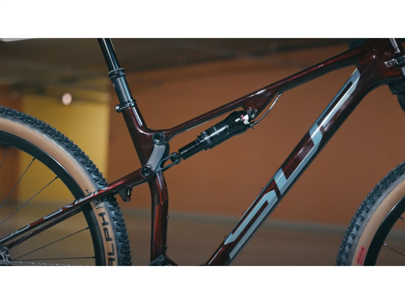 Superior Team XF 29 Issue R full-suspension mountain bike Gloss Red Carbon/Chrome