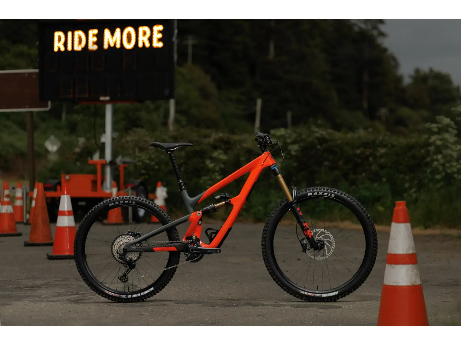 Ibis HD6 XT Di2 full-suspension mountain bike Orange