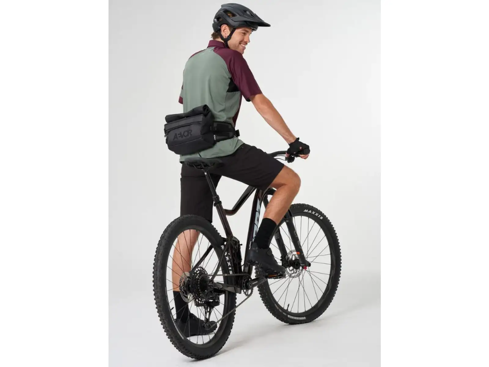 Aevor Waist Pack Proof waist bag 5-9 l Black