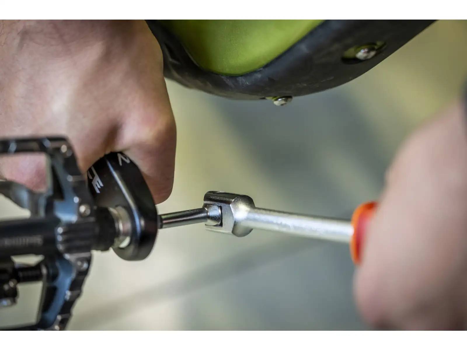 Unior pedal wrench with joint