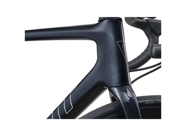 Giant TCR Advanced 1+ Disc-PC road bike cold night