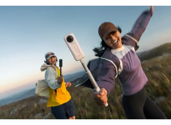 Insta360 X4 Air camera Starter Bundle white