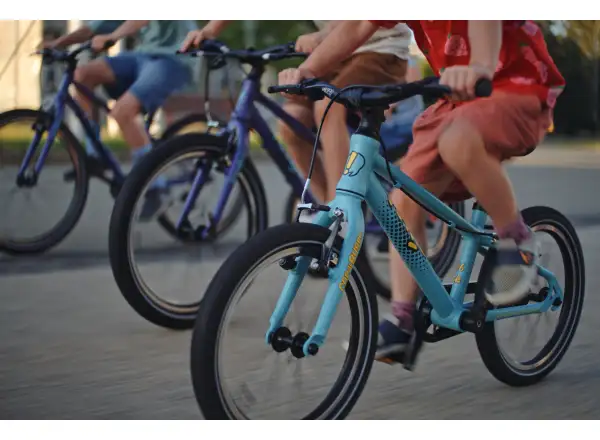 Fíha 16 CoralBubble children's bike blue