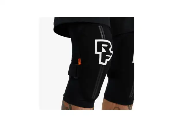 Race Face Indy knee guards stealth