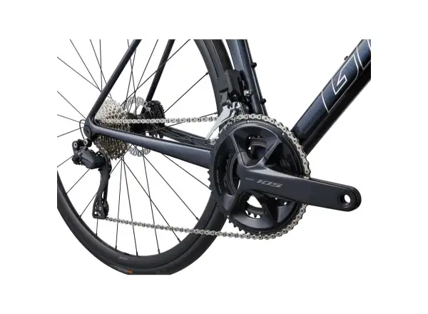 Giant TCR Advanced 1+ Disc-PC road bike cold night
