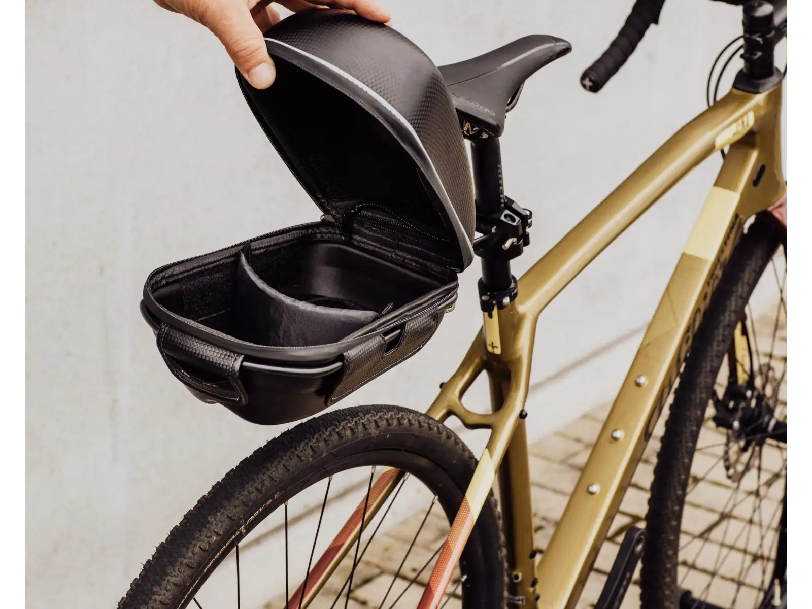 Force Crust saddle bag with holder Black
