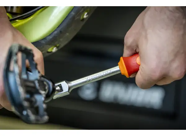 Unior pedal wrench with joint