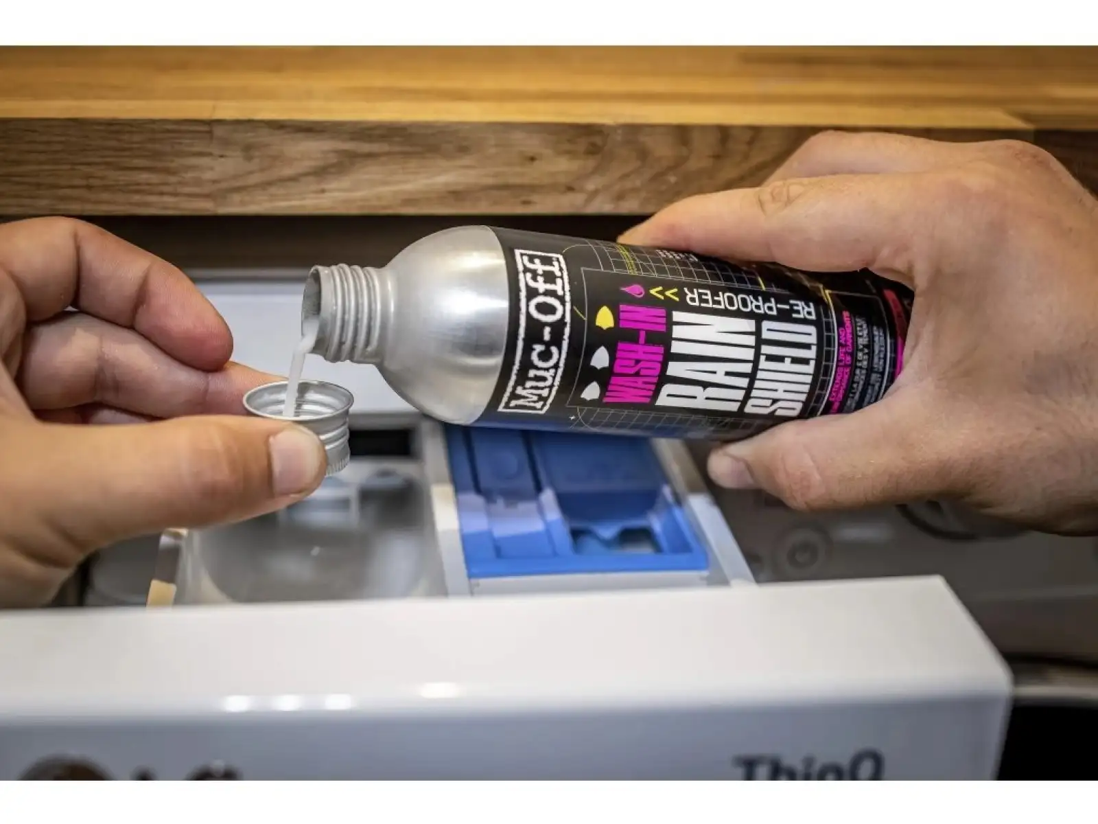 Muc Off Wash-In Rain Shield Re-proofer laundry detergent 300 ml