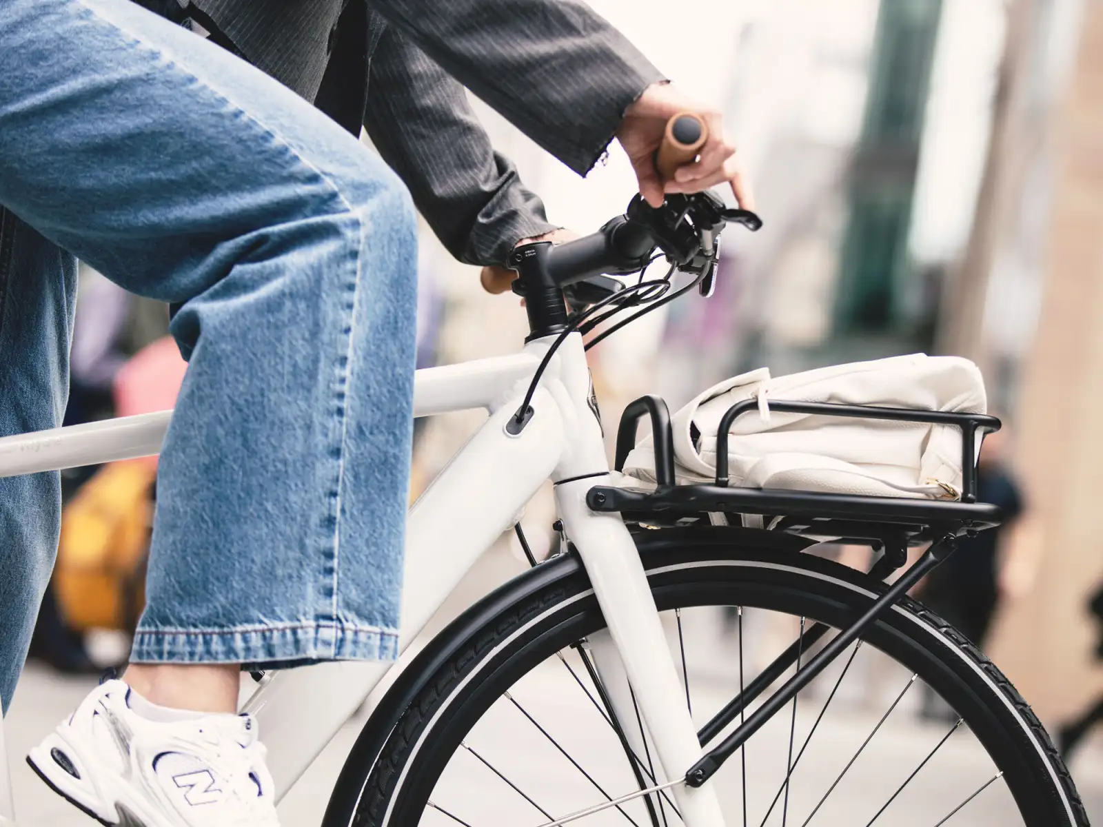 Momentum Voya E+3 city e-bike Lunar