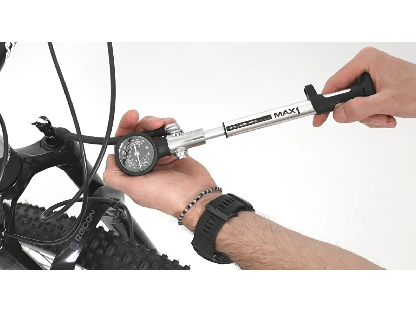 Max1 Shock Sport Armour 600 psi pump with gauge