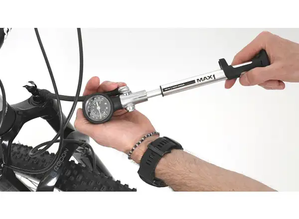 Max1 Shock Sport Armour 600 psi pump with gauge