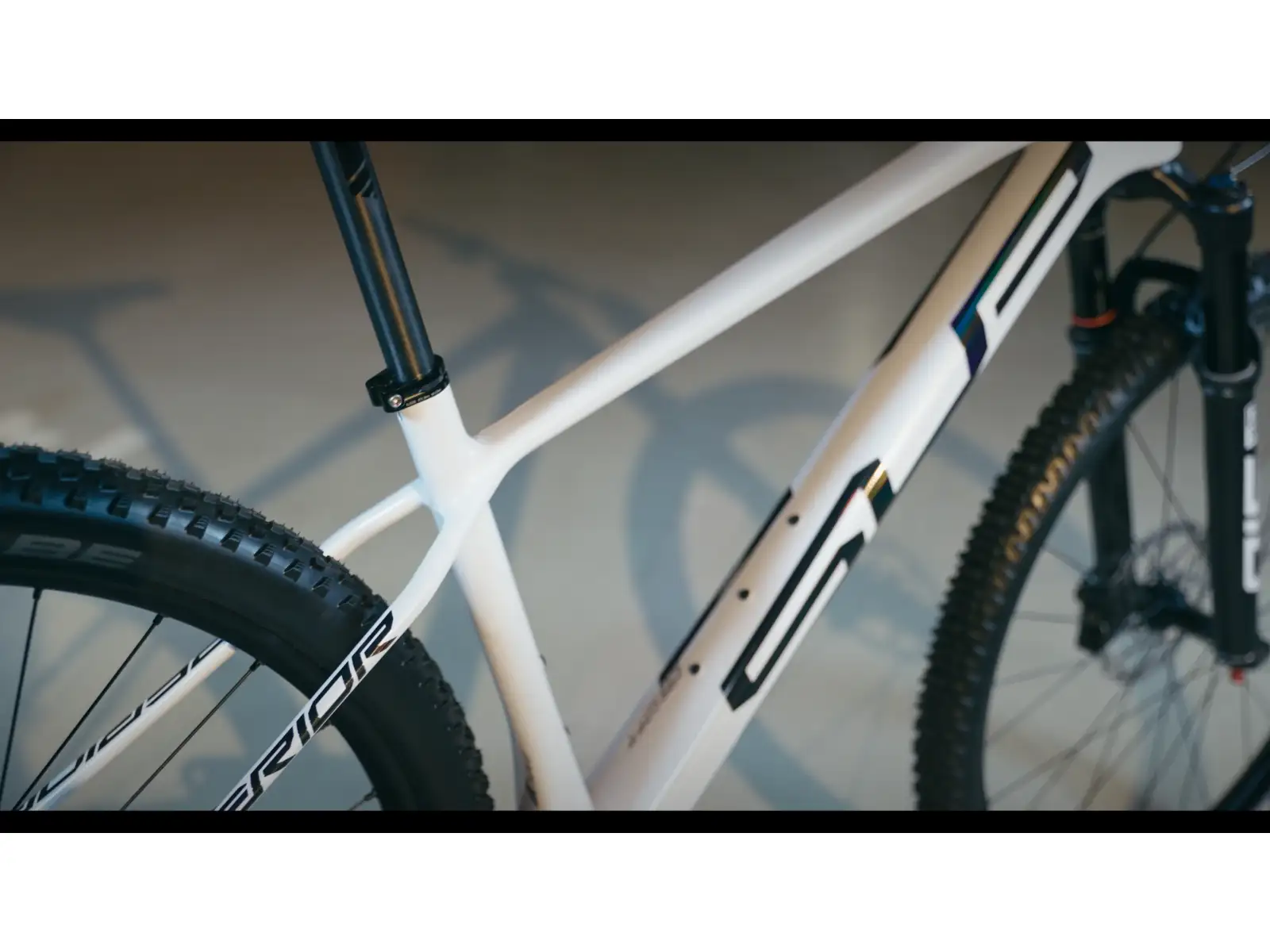 Superior XP 969 mountain bike Gloss White Metallic/Hologram Black