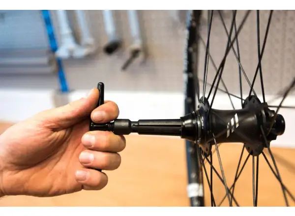 Unior Hub Genie extractor for 20 mm axle hubs