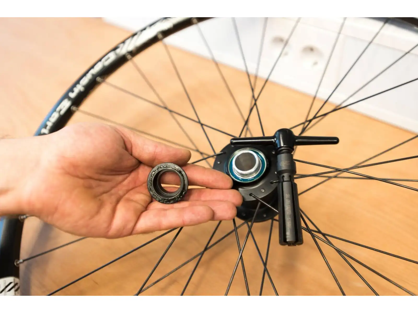 Unior Hub Genie extractor for 20 mm axle hubs