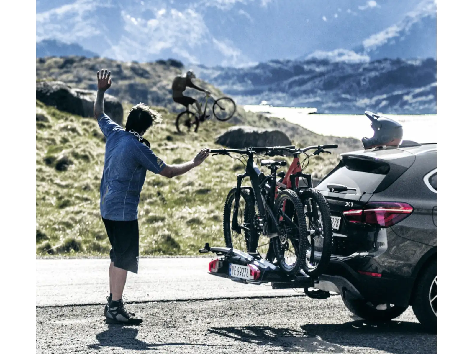 Thule VeloSpace XT carrier on towbar for 2 bicycles