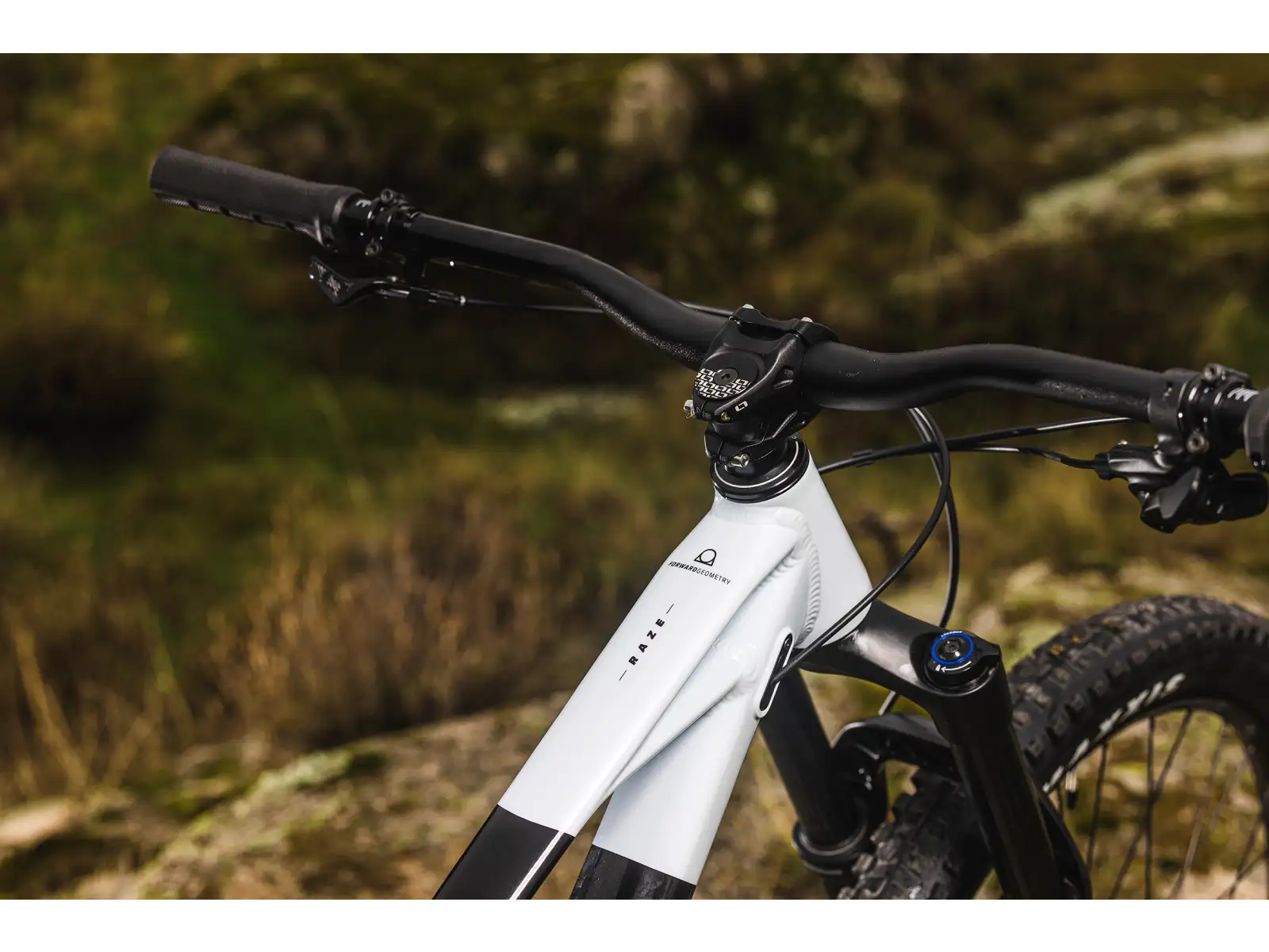 Mondraker Raze full-suspension bike black/dirty white