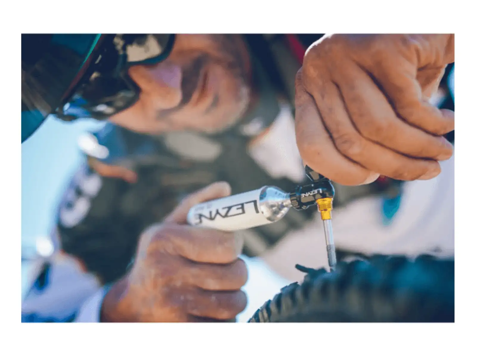 Lezyne Tubeless CO2 kit for repairing tubeless tires with cartridge Blaster Black