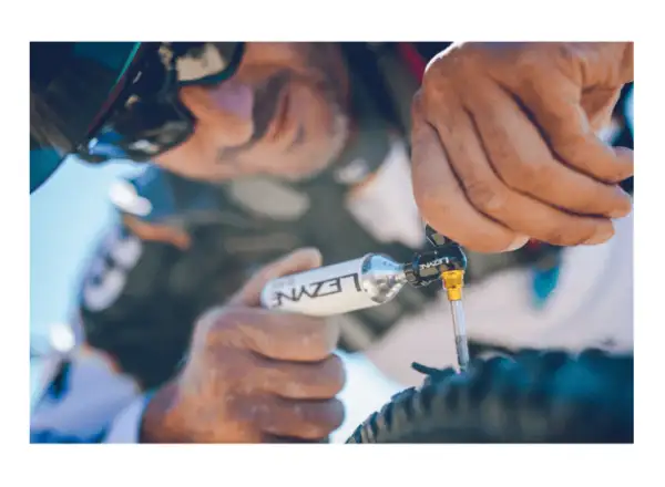 Lezyne Tubeless CO2 kit for repairing tubeless tires with cartridge Blaster Black