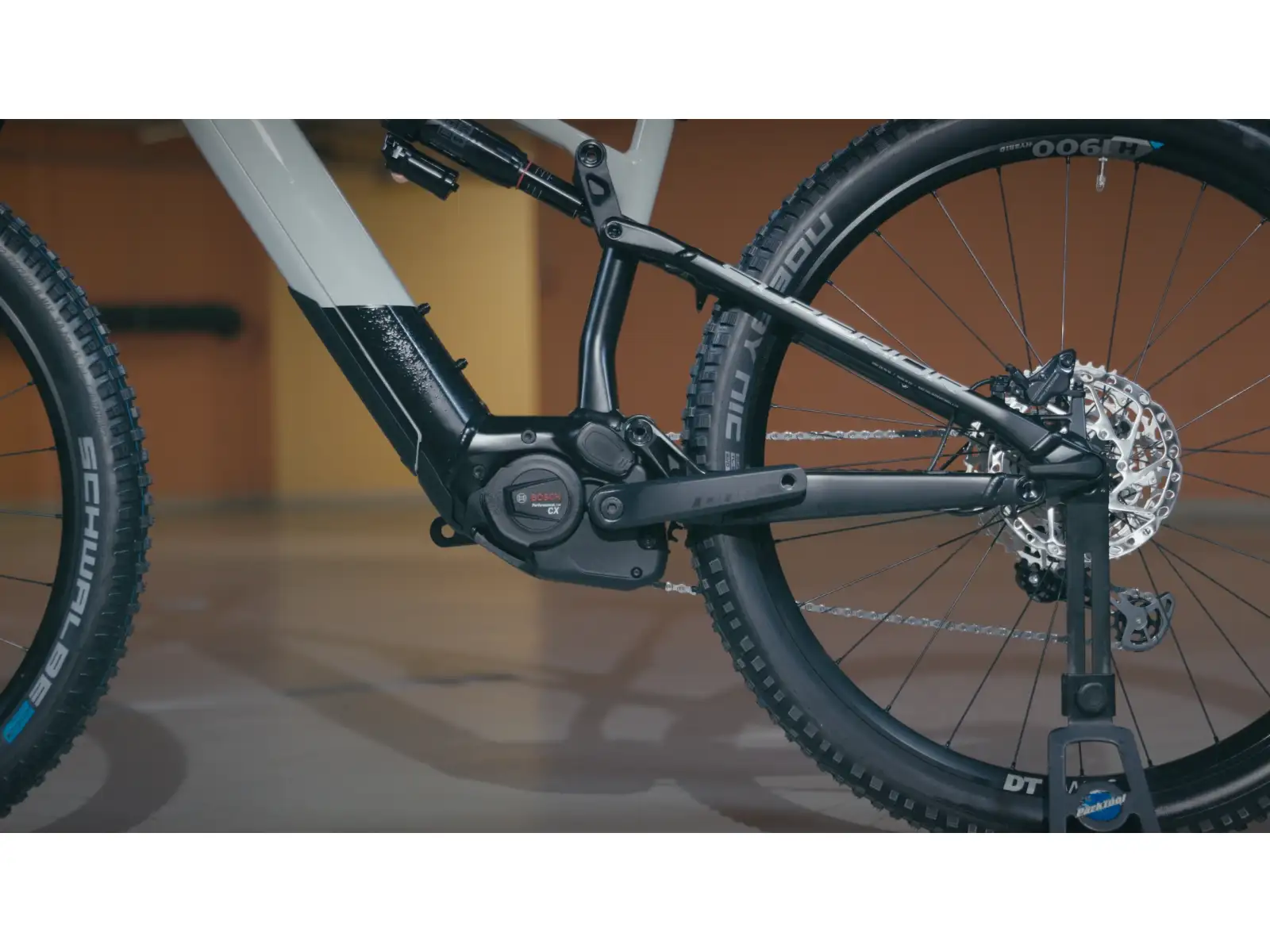 Superior eXP 8089 B Gloss Chrome/Matte Black mountain e-bike