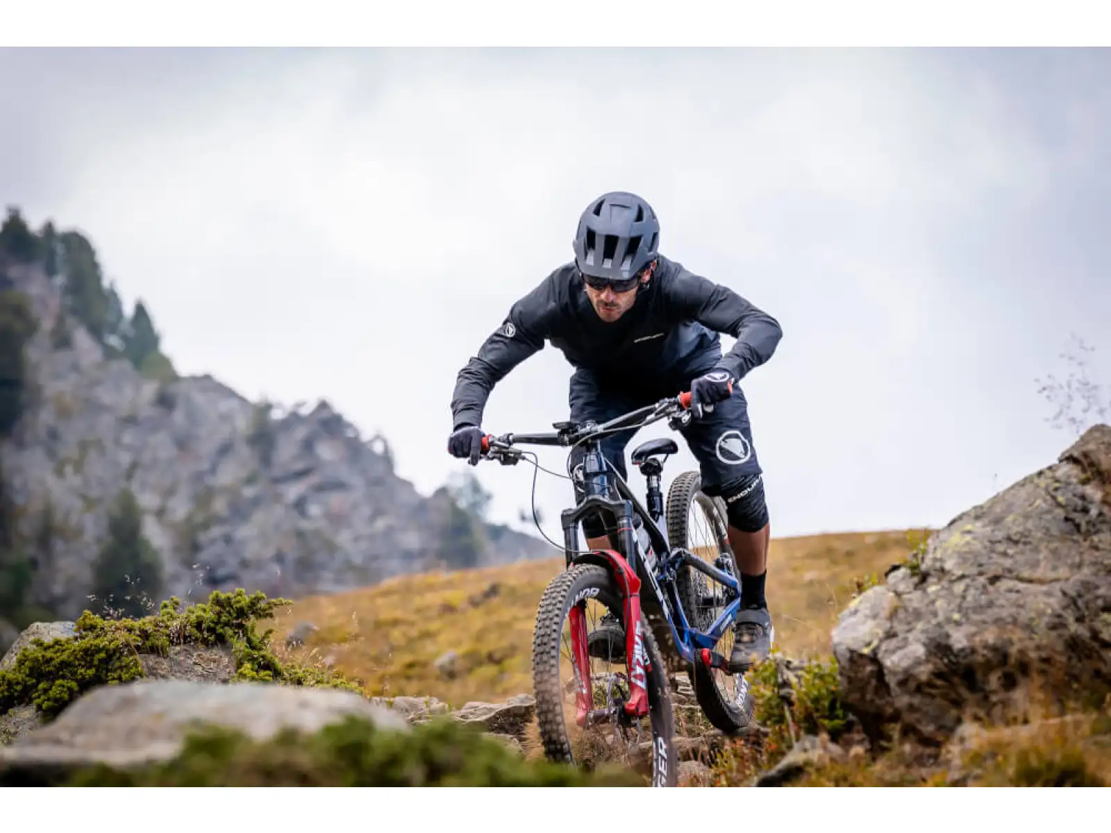 Endura SingleTrack MIPS MTB helmet Electric Blue