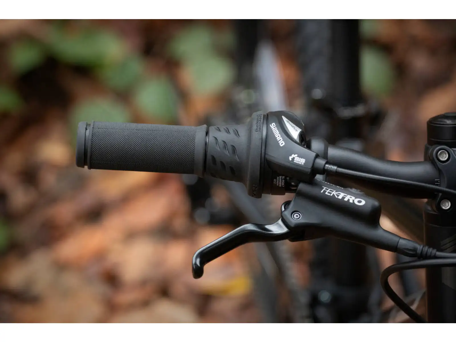 Superior Team 20 Matte Black/Hologram Chrome/Team Red children's bike