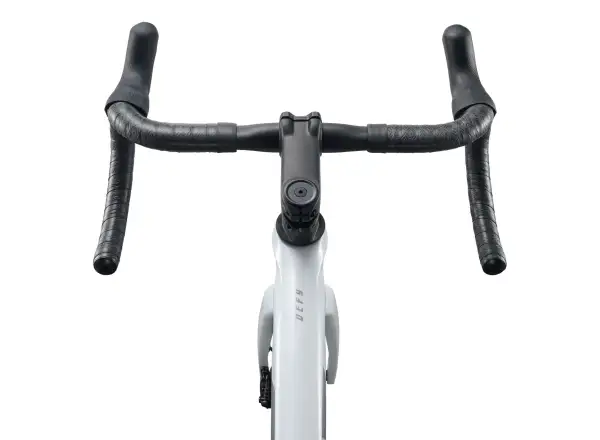 Giant Defy Advanced 2 road bike Pearl White