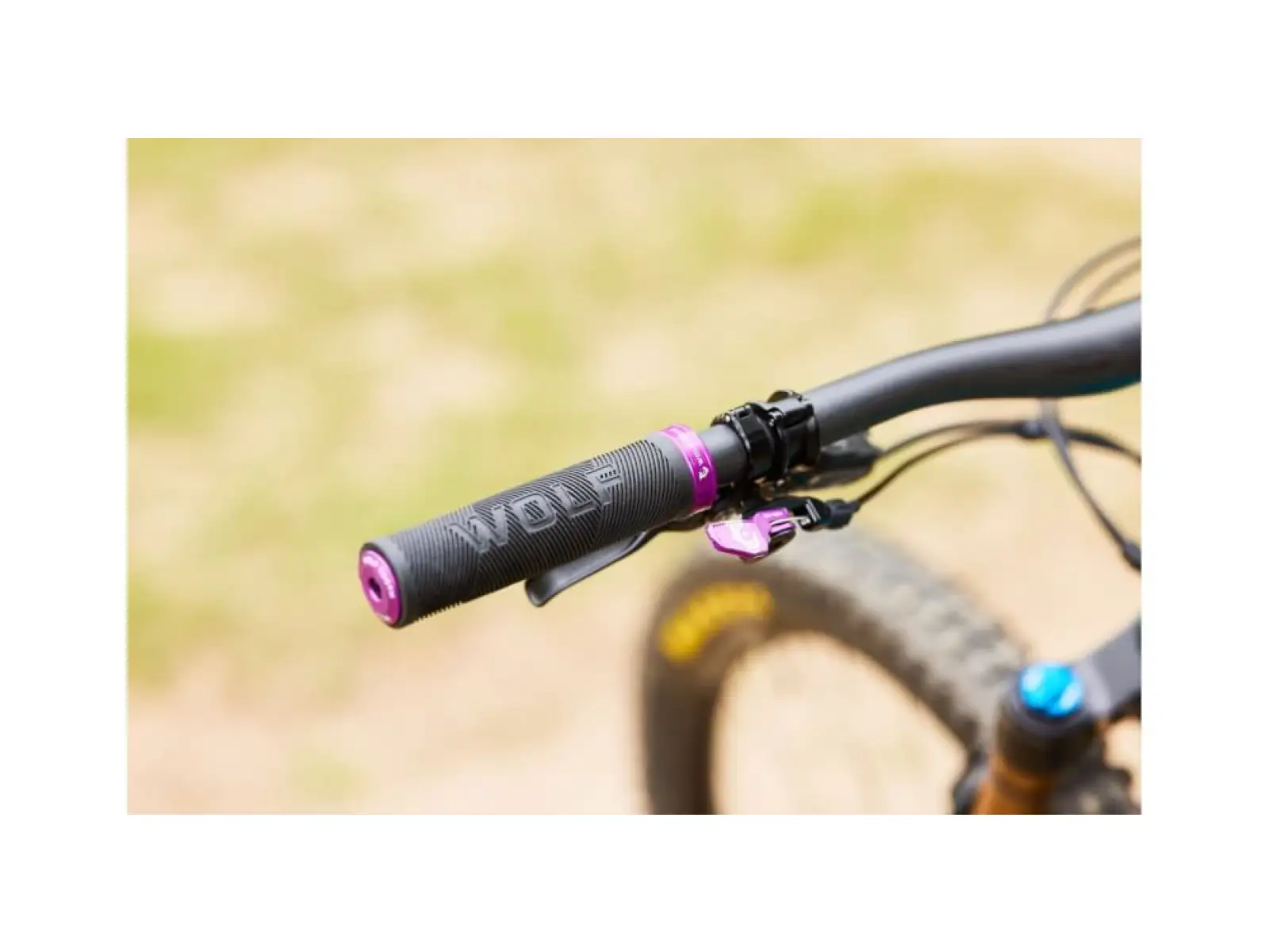 Wolf Tooth Echo grips black/red
