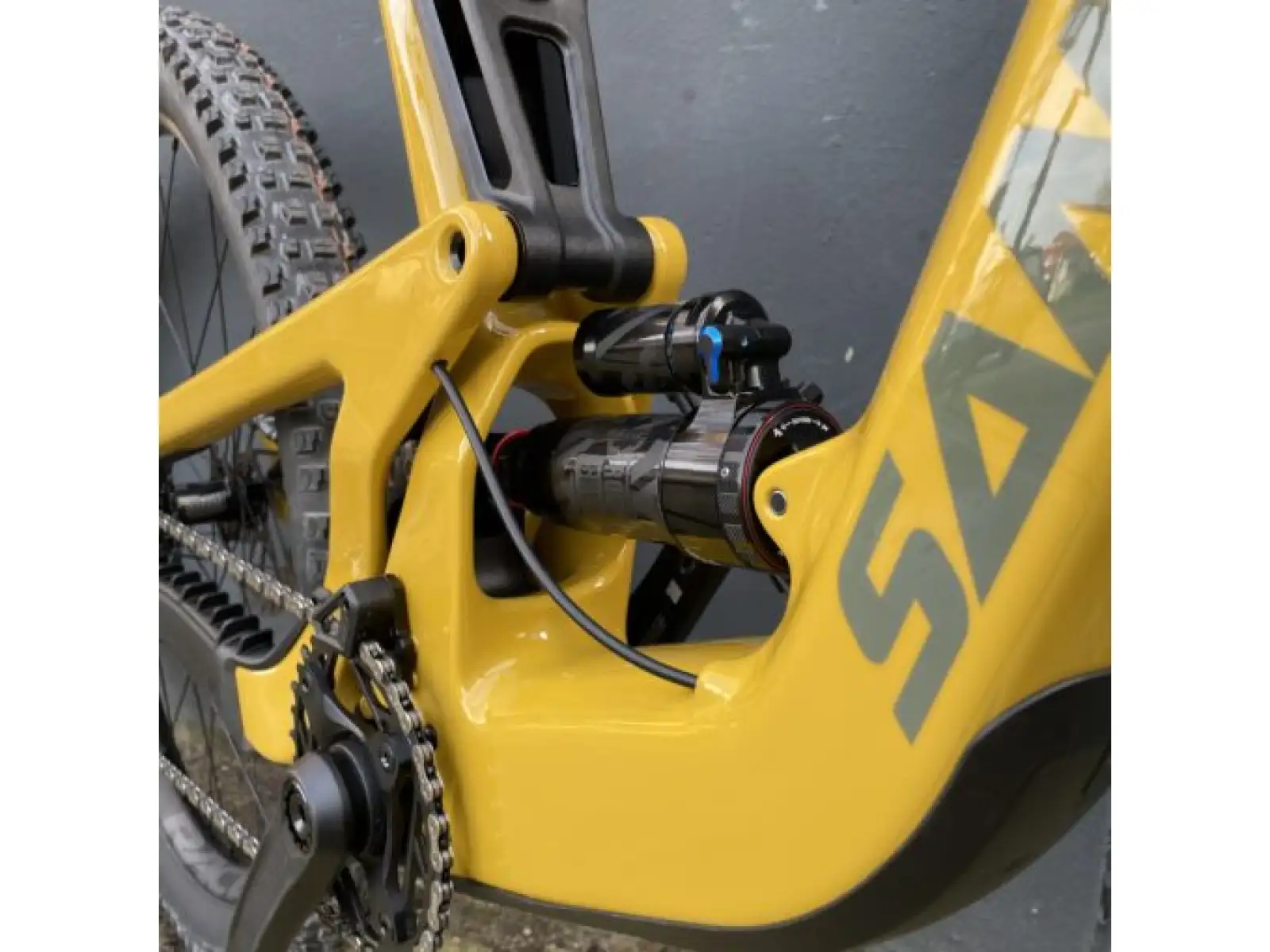 Santa Cruz Heckler SL 1 C MX S full suspension e-bike Gloss Mustard