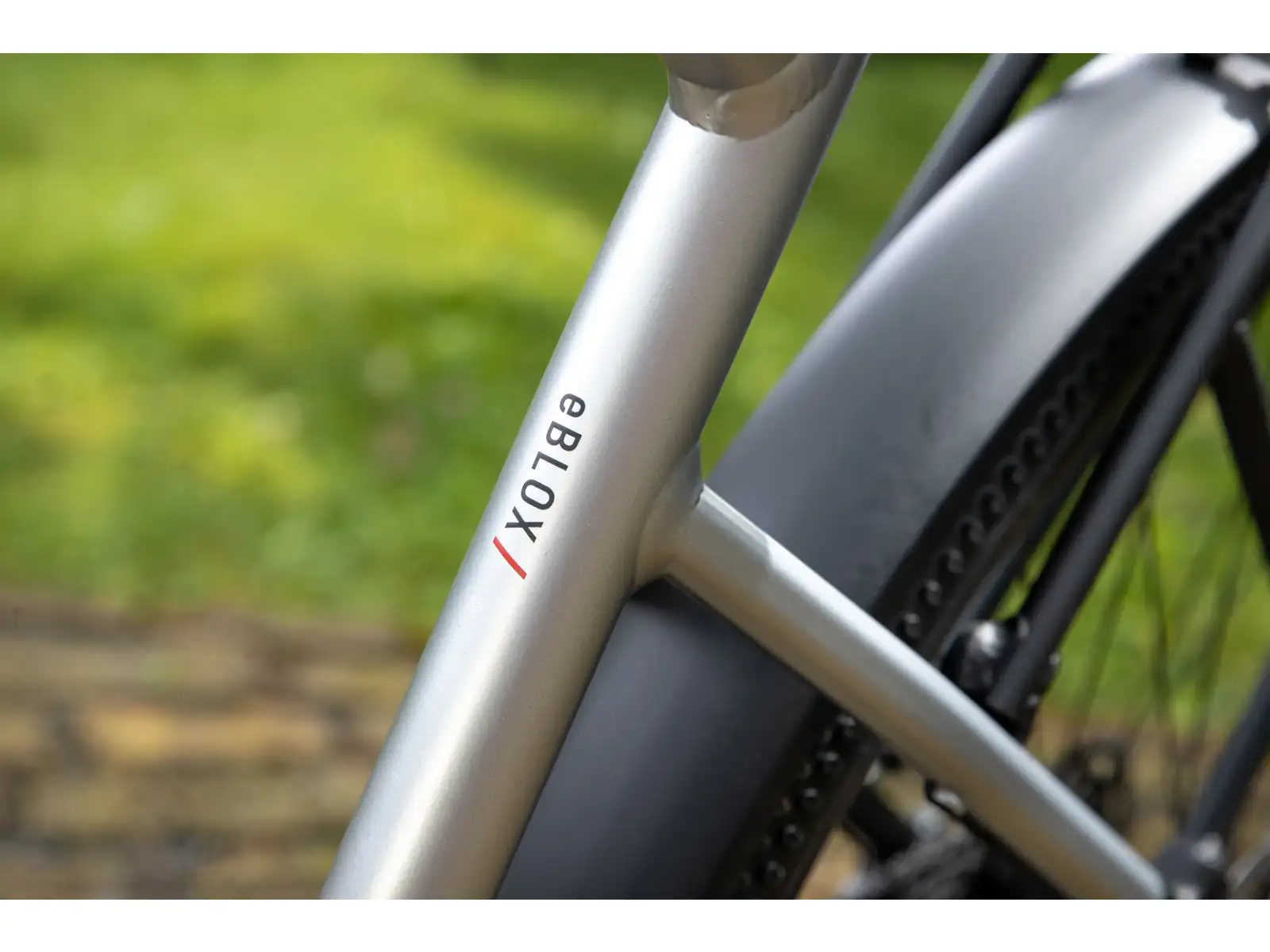 Superior eBLOX 6.5 city e-bike Matte Dark Chrome/Black