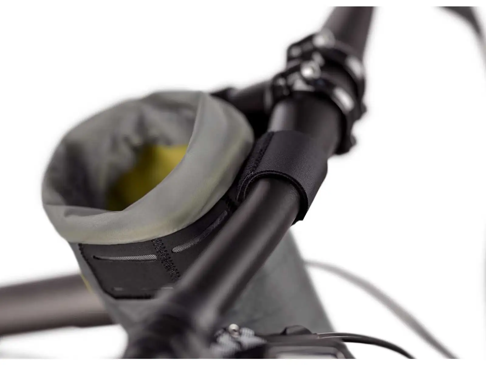 Apidura backcountry food pouch with mesh for handlebars 1.2 l