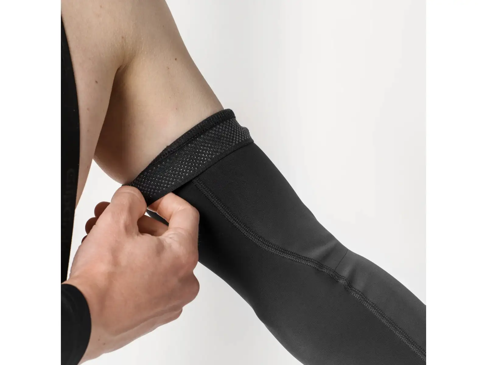 Grip Grab AquaRepel 2 Water-Resistant arm warmers black